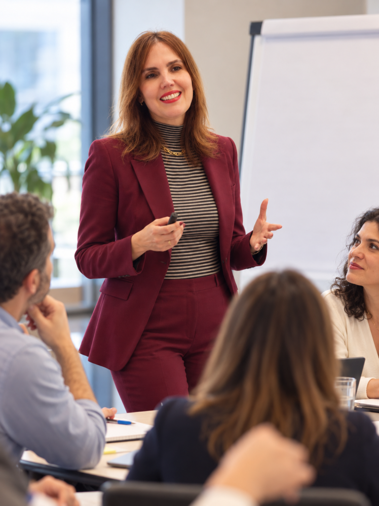Mercedes Valladares impartiendo una formación intercultural a un grupo de profesionales